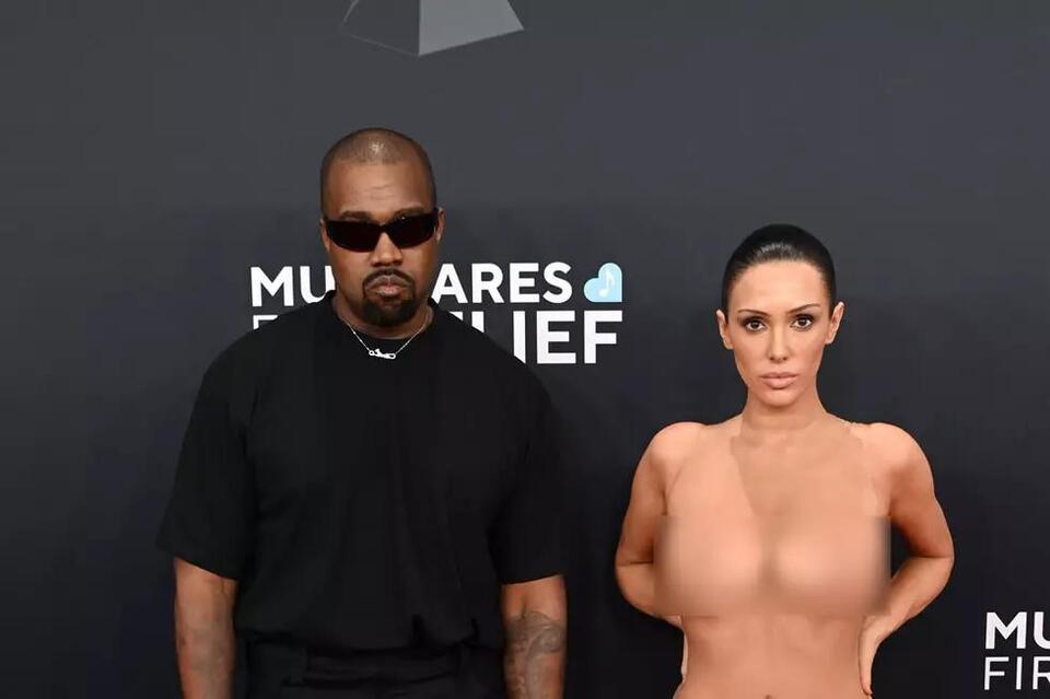 Yes Wife Bianca Censori Poses Nude On Grammy Awards Red Carpet