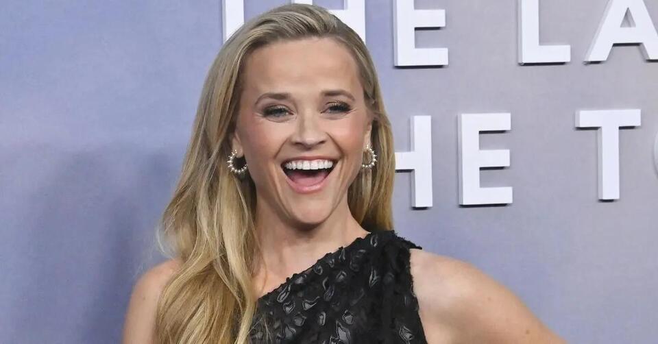Legally Hot Reese Witherspoon Sizzles In Plunging Swimsuit On Italian