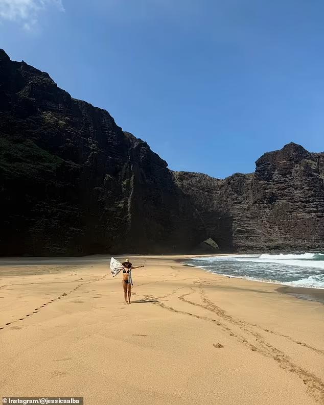 Jessica Alba Strips Down To A Bikini For Earth Day After Reunion With