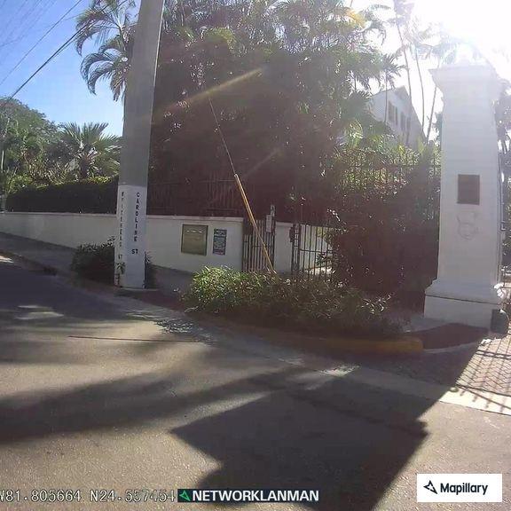 Low-hanging power line on Caroline Street