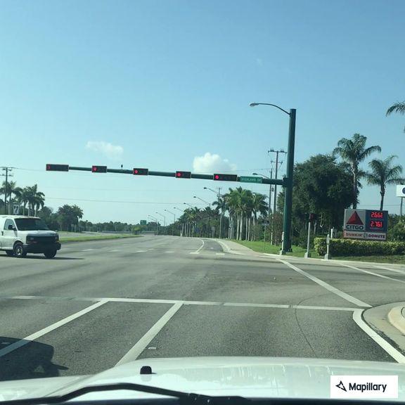 Traffic stop on silver Ford SUV at US 1 and Highland