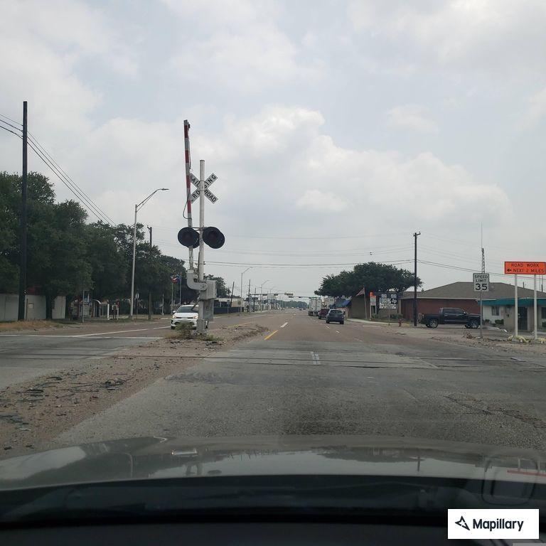 Slow vehicle with no lights on US 77 near Odem
