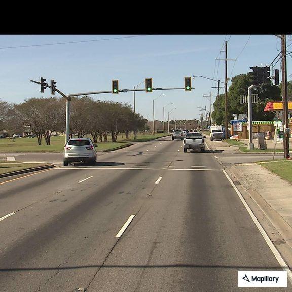 Vehicle crash on US 90B East in Westwego