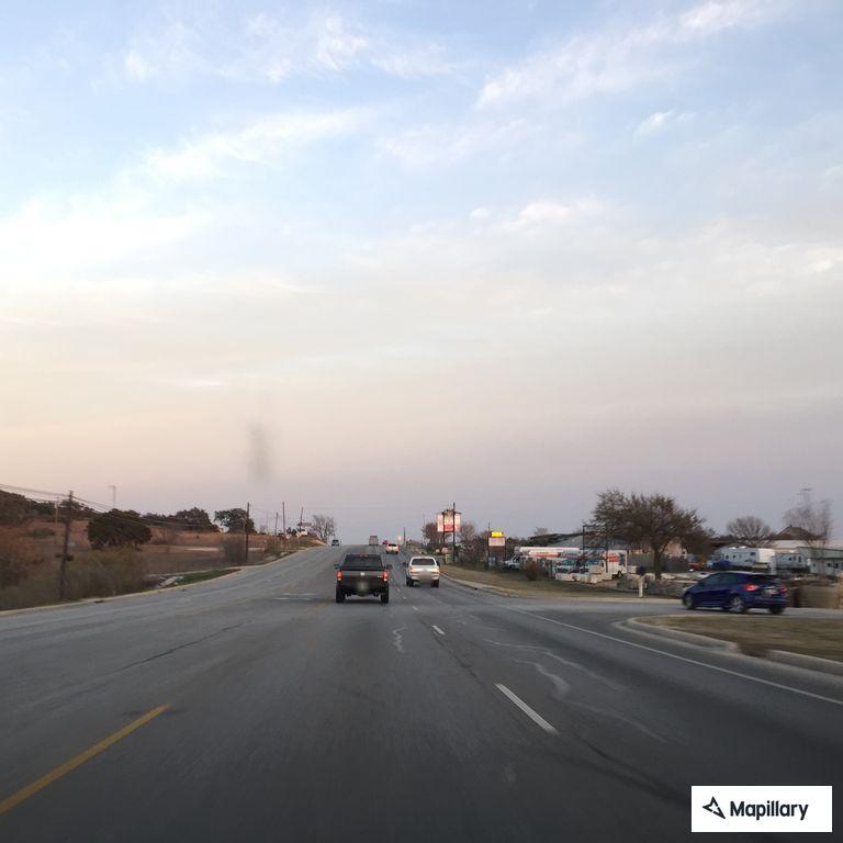 Stalled vehicle without lights creating traffic hazard