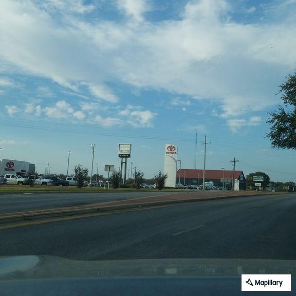 Reckless red truck swerving on US-183 in Early