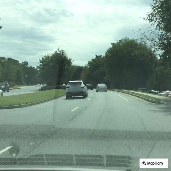Two Nissan Rogues in minor crash near Windward Parkway