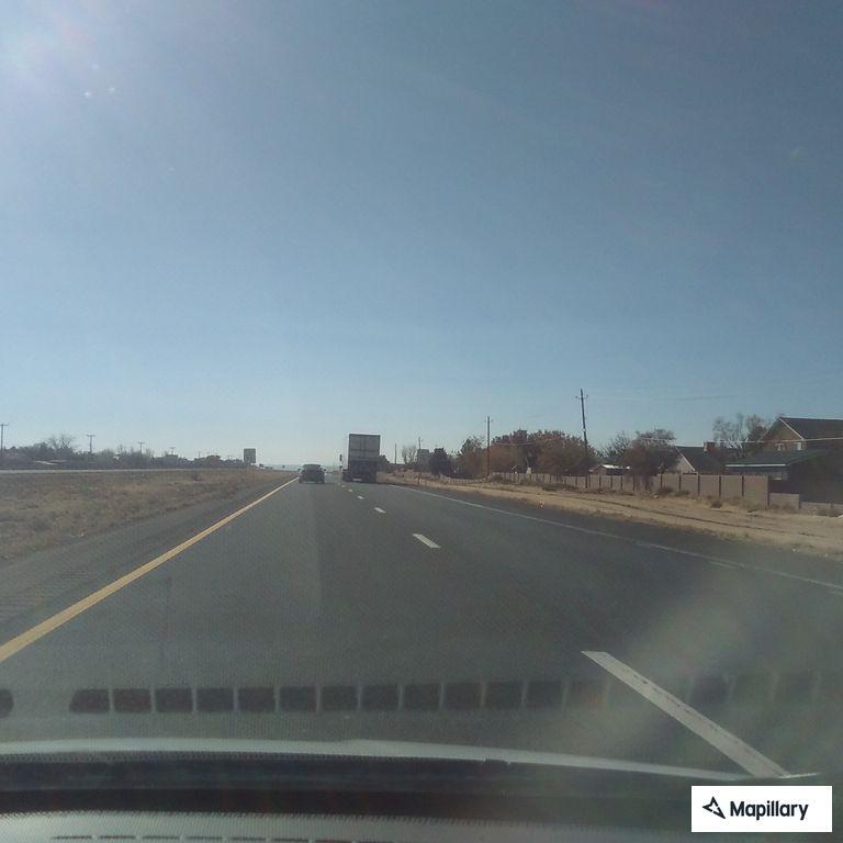 Sports car on I-25 southbound without headlights