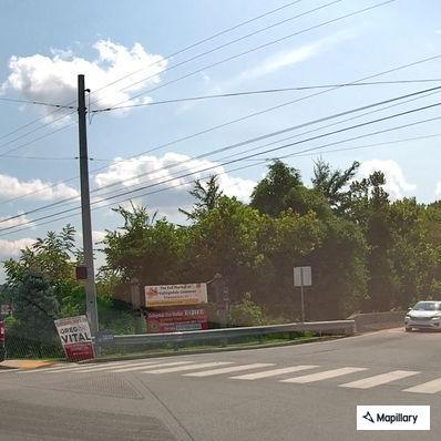 Disabled vehicle on Old Lee Highway roadside