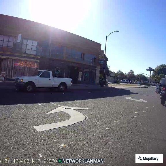 Driver with flat tire requests tow truck