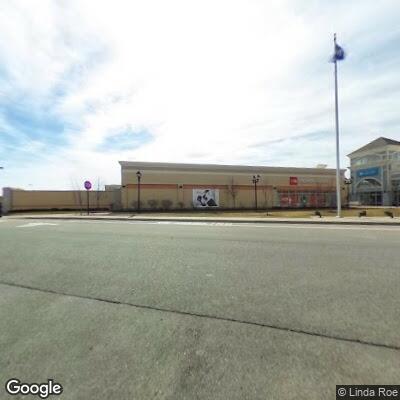 Non-injury crash at outlet mall parking area