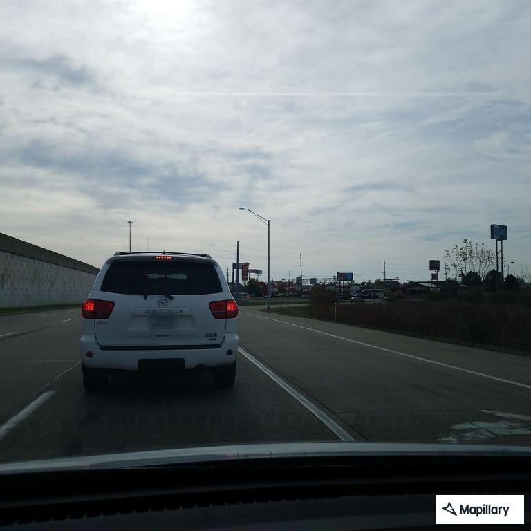 Reckless driver runs red lights, nearly hits pedestrian