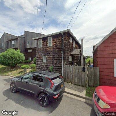 Female experiencing difficulty breathing near Bellmore