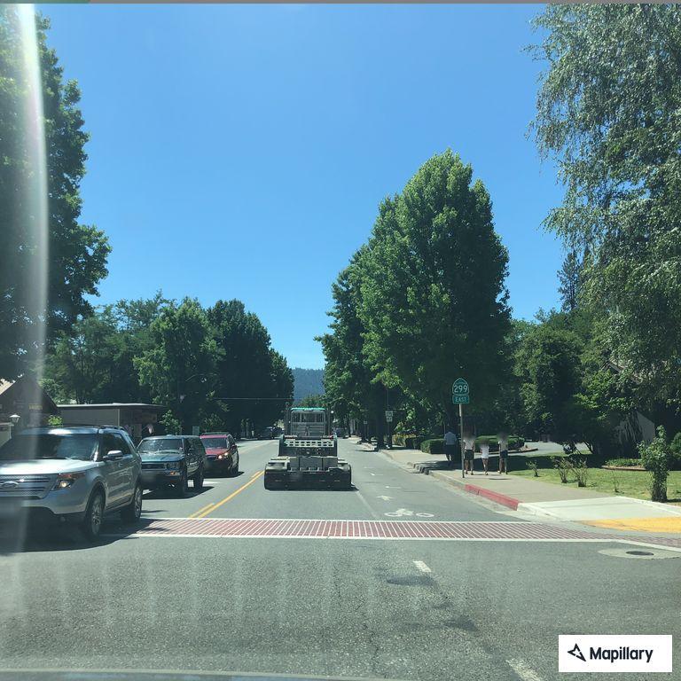 Disabled minivan blocking lane on Highway 3