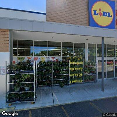 Dog without leash reported at Lake Grove store