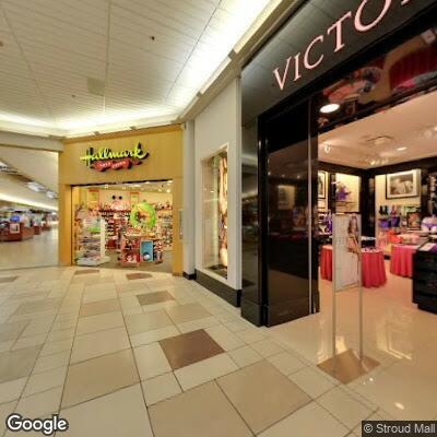 Naked man in mall bathroom prompts security call
