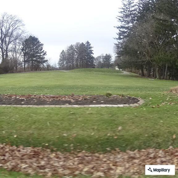 60-year-old man falls with injury at country club