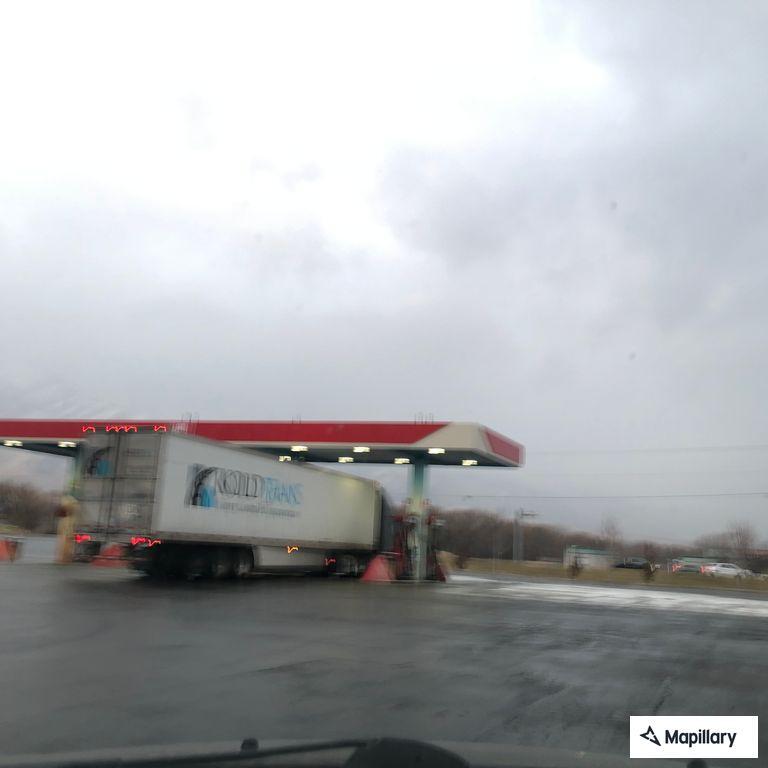 Reckless tan Lincoln reported near Wellsville Maverik