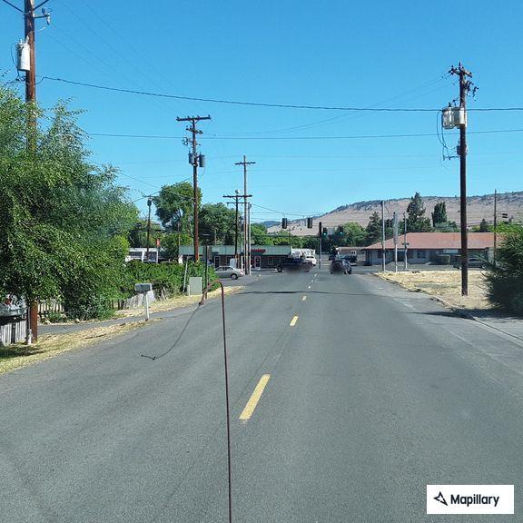 Driver in small box truck briefly eludes police