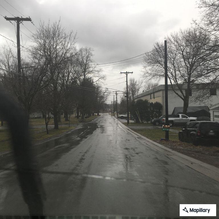 Open 911 line with movement heard on Center Street