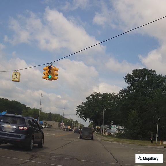 Reckless pickup driver nearly hits oncoming cars