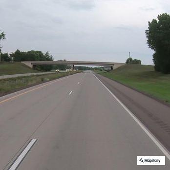 Report of SUV weaving over lanes on I-35