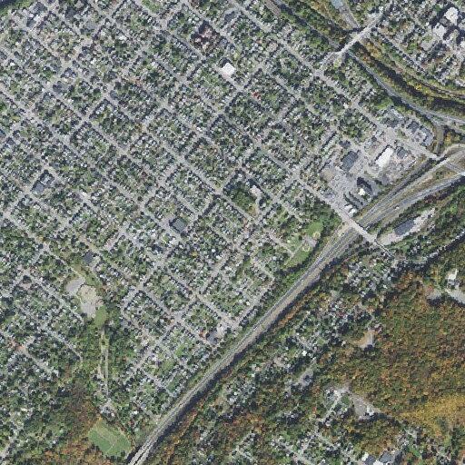 Male having difficulty breathing near Maple Street in Scranton