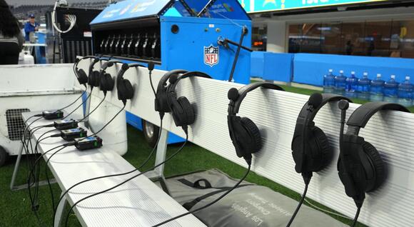 Married NFL Head Coach Was Reportedly Fired After Winning Season For Bringing His 'Trophy Mistress' To Team's Xmas Party – Social Media Thinks They Know Who It Is - NewsBreak