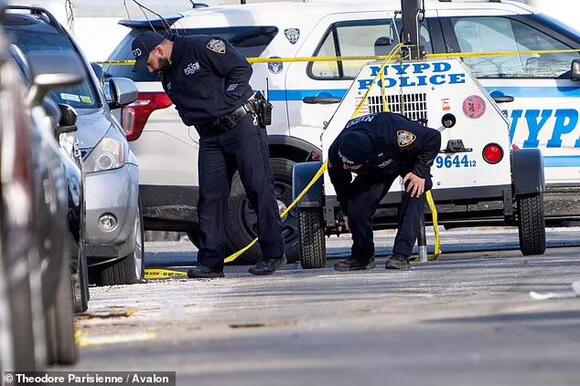 Man 'who shot off-duty NYPD cop in robbery gone wrong' is caught hiding ...