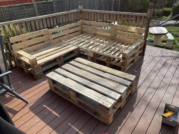 He Turned Old Pallets Into a Patio Lounge Set With Cushions Cut From an ...