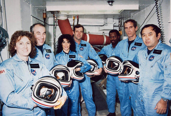 33 Unsettling Photographs Of The Challenger Explosion As It Unfolded ...