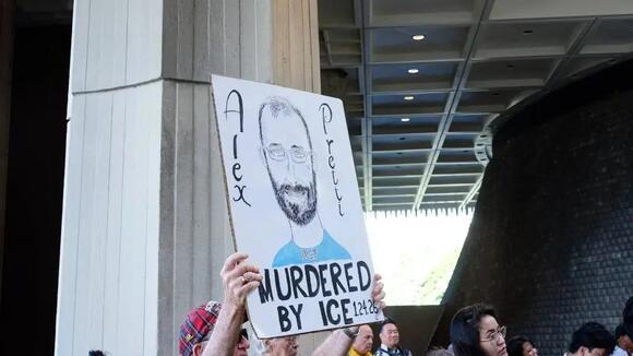 Joe Rogan Dismisses Critics Calling Alex Pretti's Killing an 'Execution ...