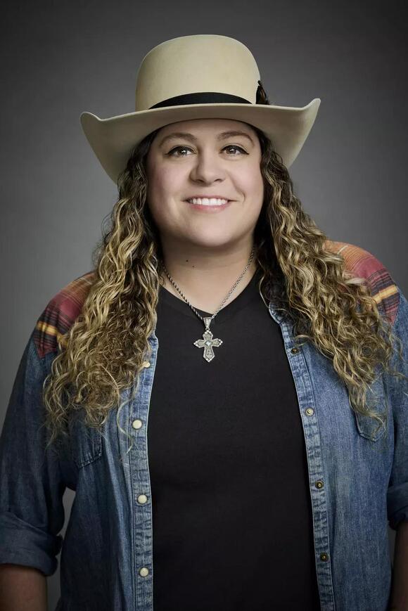 Country Artist’s Sister Runs On Stage, Escorted Away During Riley Green ...