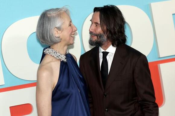 Keanu Reeves and girlfriend Alexandra Grant share cinematic kiss at ...