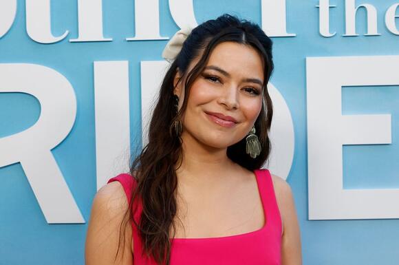 Netflix star Miranda Cosgrove's life and relationship status with ...