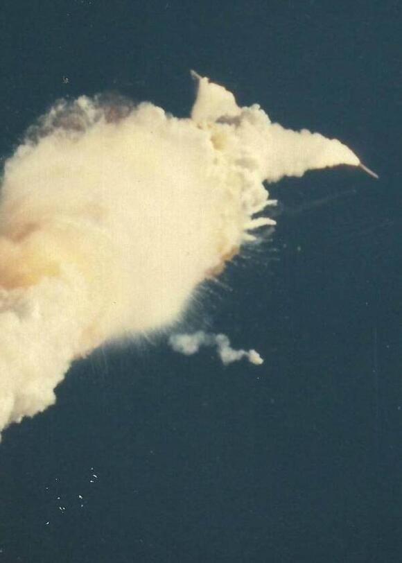 33 Unsettling Photographs Of The Challenger Explosion As It Unfolded ...