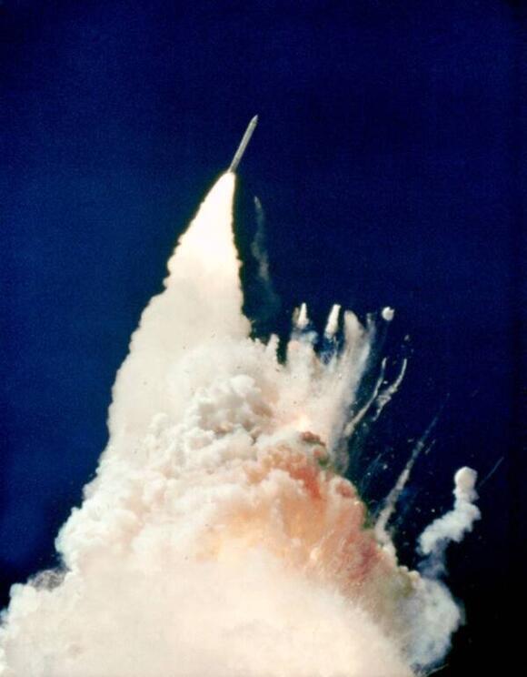 33 Unsettling Photographs Of The Challenger Explosion As It Unfolded ...