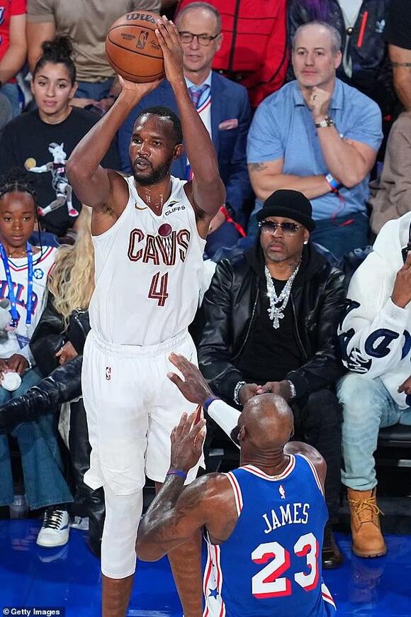76ers fans brutally boo halftime performer for underwhelming act at ...