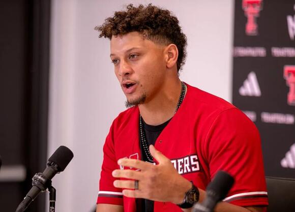 'Bad Dude' — Nhà phân tích chỉ trích người dẫn chương trình phát thanh KC vì gọi Patrick Mahomes là 'béo' sau khi vóc dáng của ngôi sao Chiefs lan truyền - Tin tức mới nhất