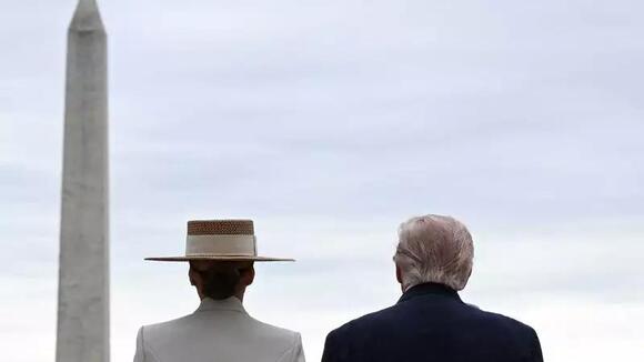 Photographer captures 'awkward' Trump moment: 'Patted the first lady on ...