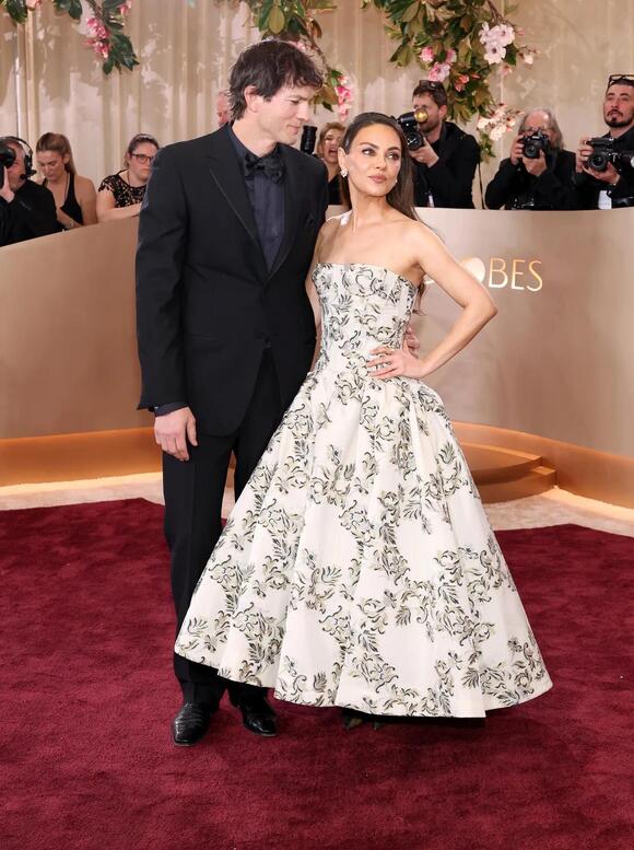 Mila Kunis and Ashton Kutcher Enjoy a Dat…