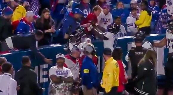 Lamar Jackson Shoves Fan in Wild Crowd Brawl After Buffalo Fan Smacks Him  and DeAndre Hopkins [VIDEO] - NewsBreak