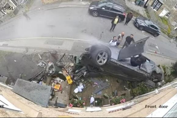 Speeding BMW smashes into row of homes before 2 occupants casually flee ...