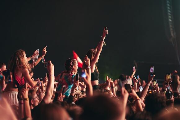 Should Phones Be Banned at Concerts? Here Are 10 Arguments for Both ...