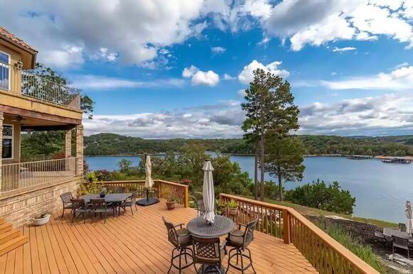Take A Tour Inside Johnny Cash’s Former Missouri Home On Table Rock ...