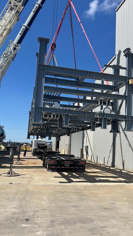 Massive Pipe Rack Module Hauled Across Houston - NewsBreak