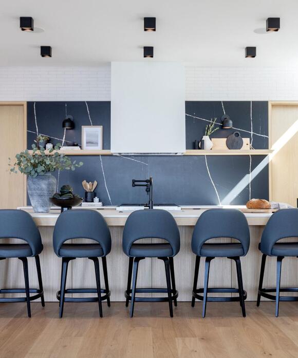 Don't want to hide your range hood? This is how interior designers make