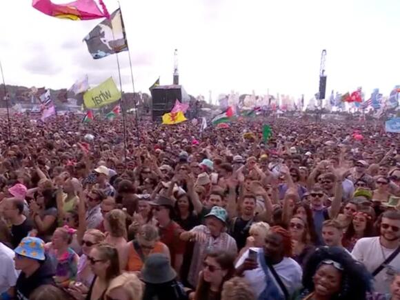 Glastonbury attendees criticise organisers for ‘dangerous’ staging ...