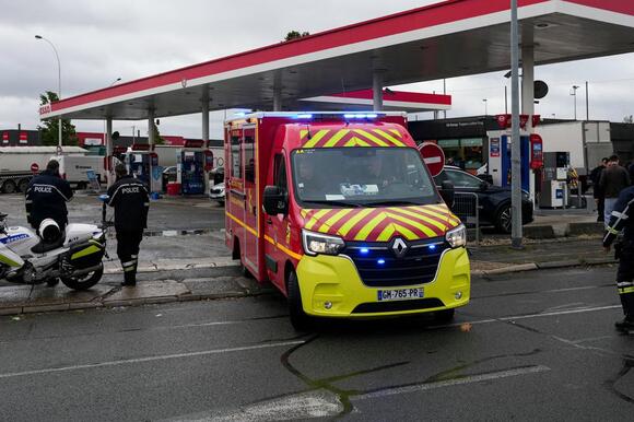 Paris shooting leaves one dead and four injured after ‘gunman opens fire at random’