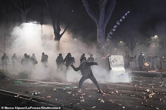 More than 100 police injured as left-wing supporters riots in Turin ...