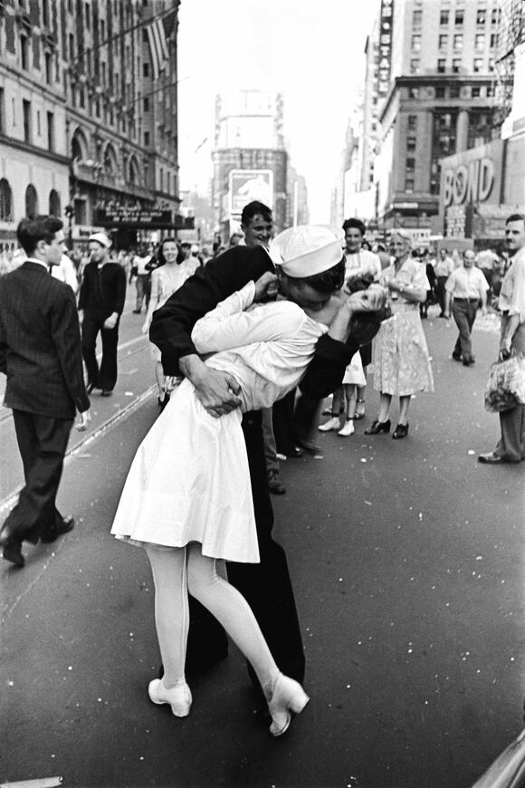 Here’s the fascinating history behind the iconic WWII kiss photo in